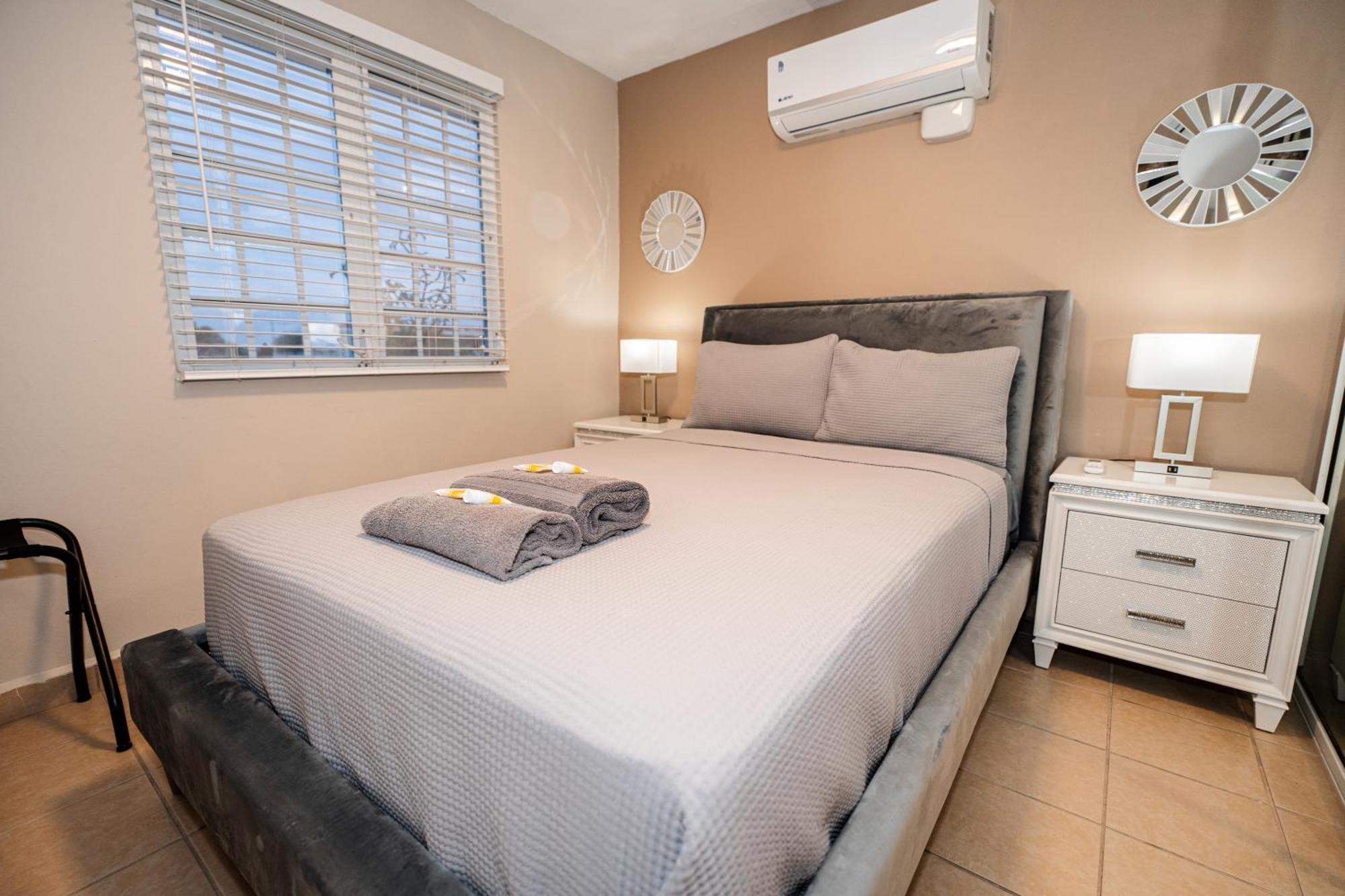 Luxury Retreat With Private Jacuzzi And Mountain Views Free Parking Appartement Ponce Buitenkant foto