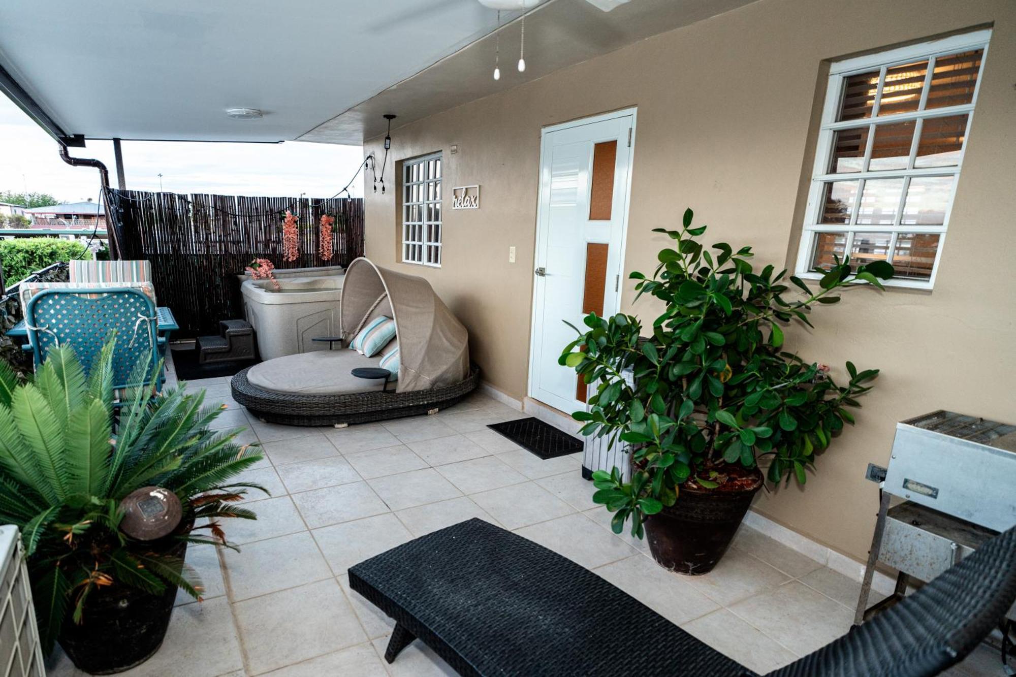 Luxury Retreat With Private Jacuzzi And Mountain Views Free Parking Appartement Ponce Buitenkant foto