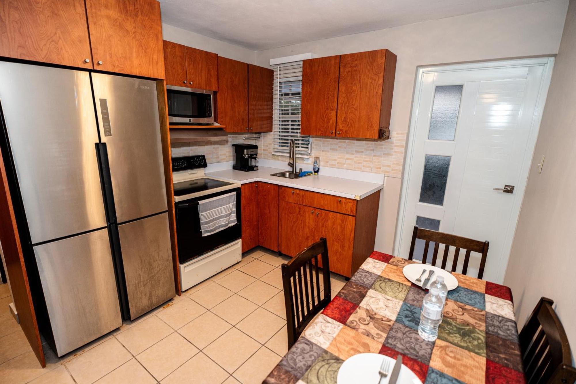 Luxury Retreat With Private Jacuzzi And Mountain Views Free Parking Appartement Ponce Buitenkant foto