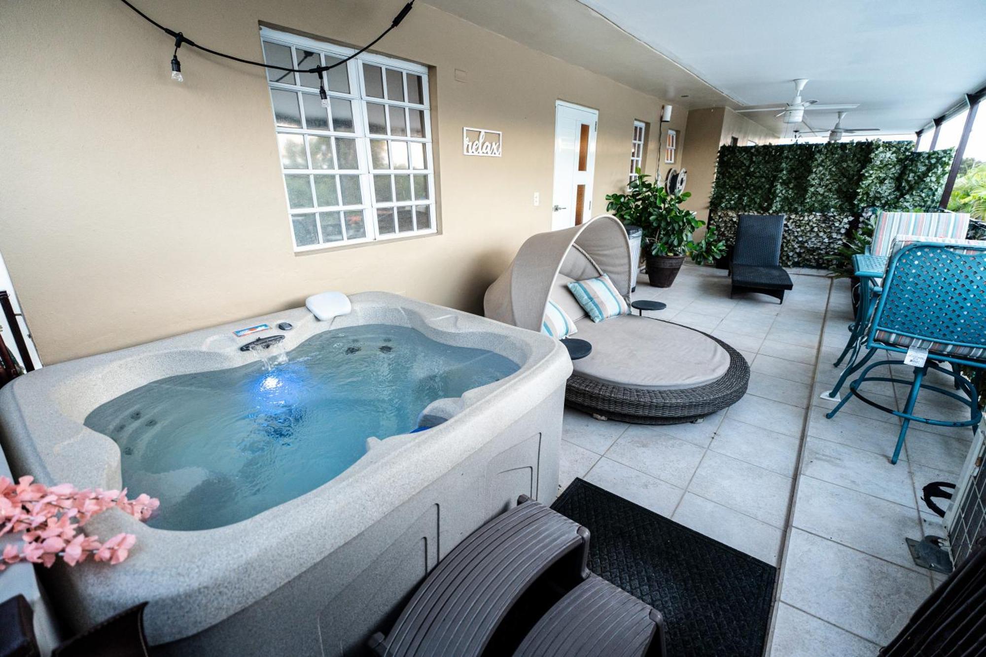Luxury Retreat With Private Jacuzzi And Mountain Views Free Parking Appartement Ponce Buitenkant foto